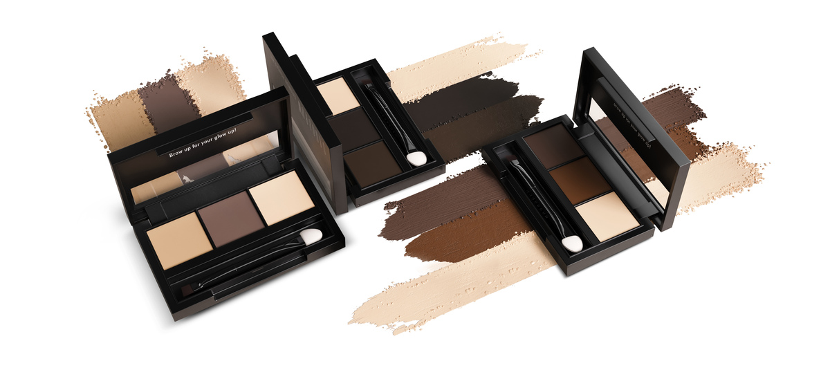 application of eyebrow shadows